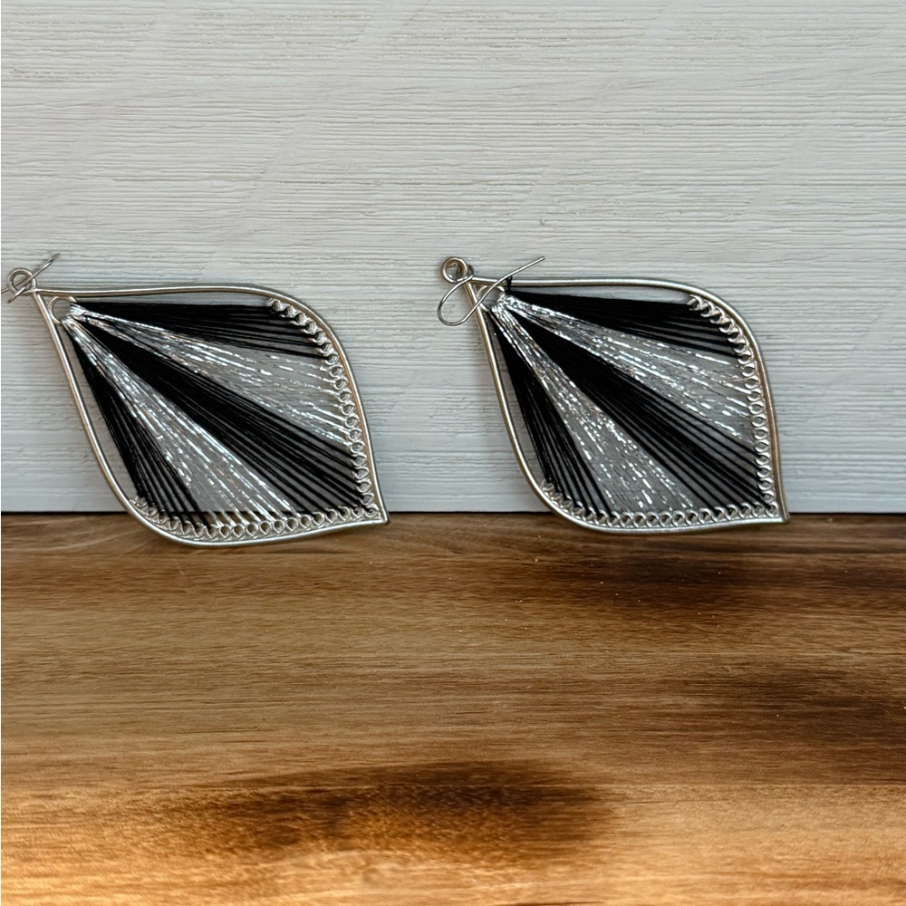 Elegant Silver and Black Teardrop Earrings - Picture 4 of 8